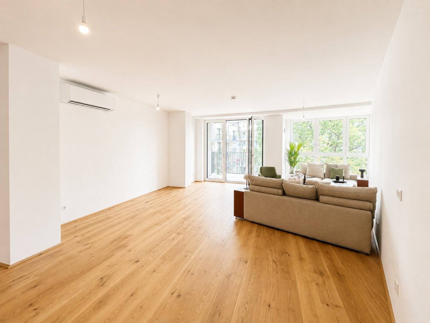 First occupancy in spacious 3-room apartment with two balconies in the extension of Das Artmann
