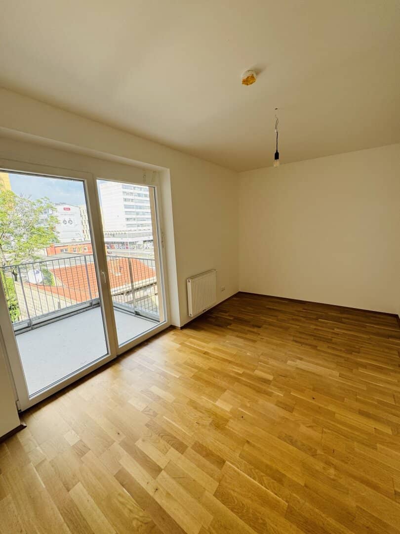 Great opportunity: 2 rooms, 2 balconies in a prime location with excellent connections