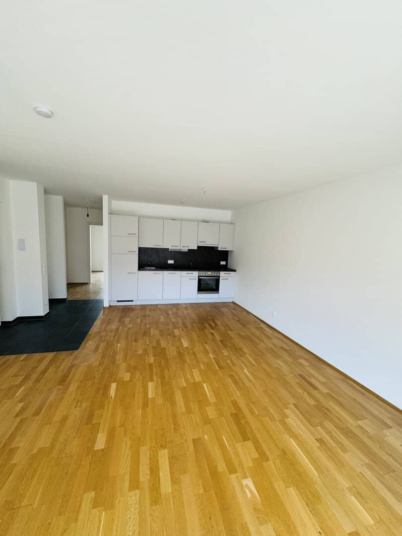 Great opportunity: 2 rooms, 2 balconies in a prime location with excellent connections