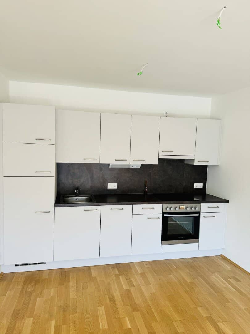 Great opportunity: 2 rooms, 2 balconies in a prime location with excellent connections