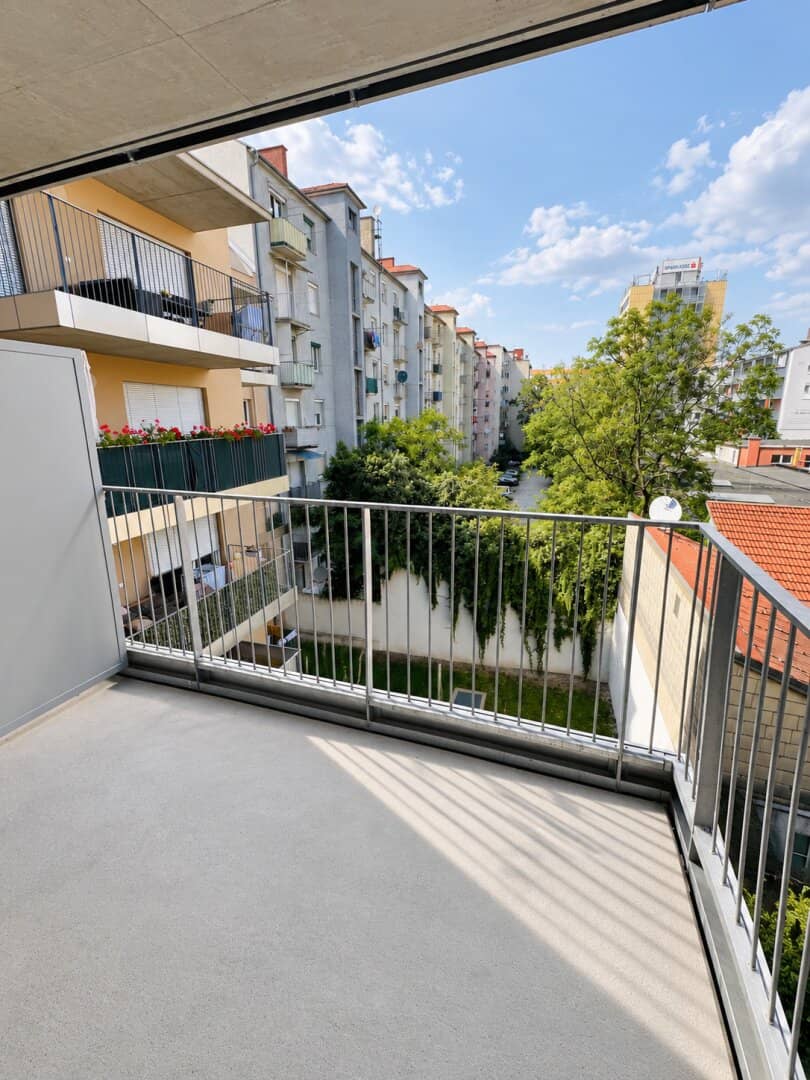 Great opportunity: 2 rooms, 2 balconies in a prime location with excellent connections
