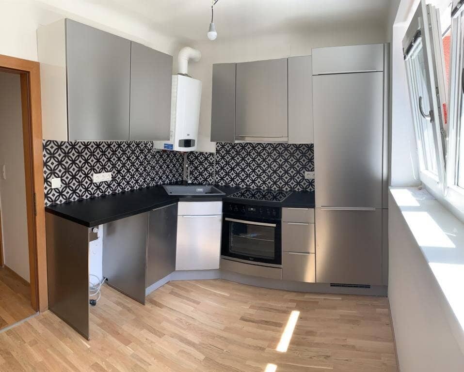 Near Schönbrunn, Quiet 3-room Apartment with Loggia and Beautiful Kitchen