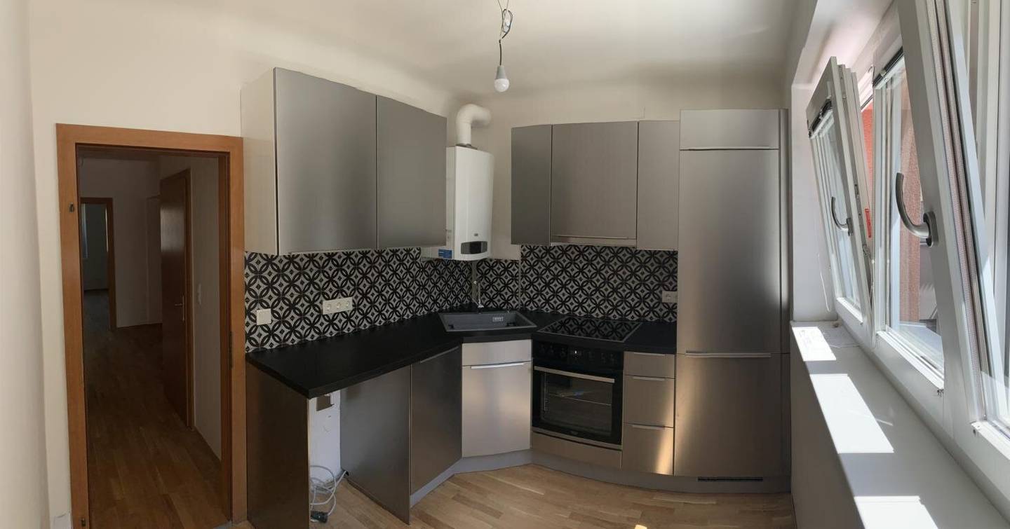 Near Schönbrunn, Quiet 3-room Apartment with Loggia and Beautiful Kitchen