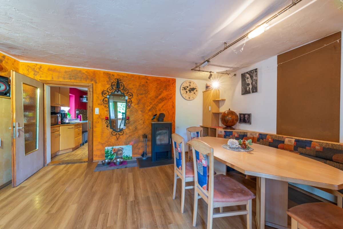 Residential house with large plot in quiet, sunny location in Pinsdorf
