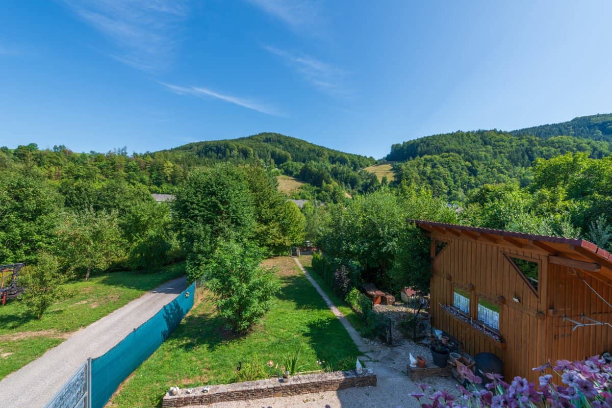 Residential house with large plot in quiet, sunny location in Pinsdorf