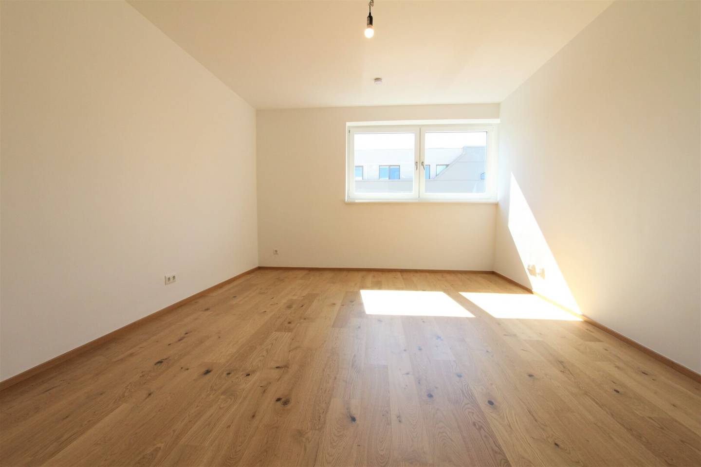 MODERN 1-ROOM APARTMENT AT FLORIDSDORF STATION!