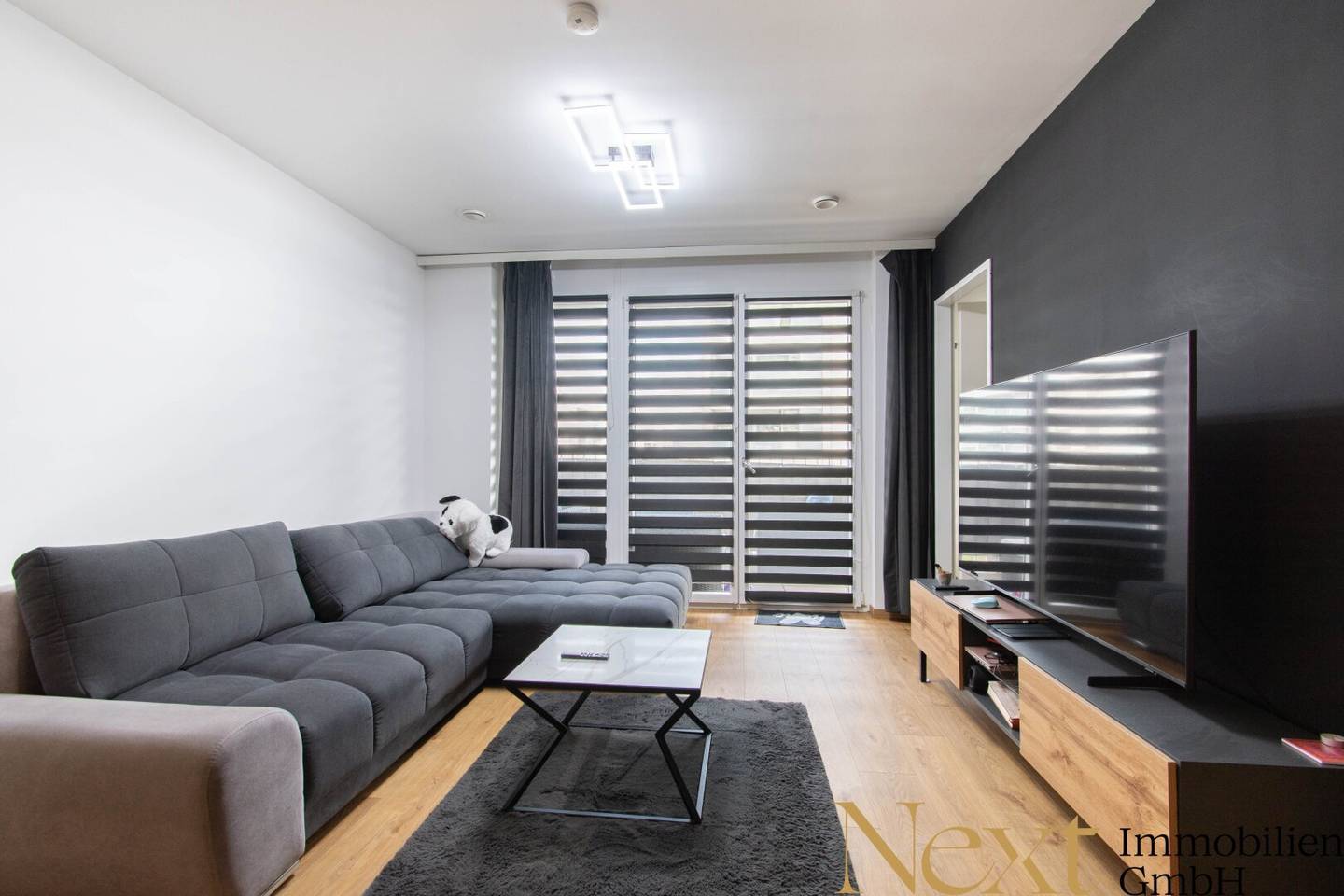 Attractive 2-room apartment with spacious loggia and fully equipped kitchen for rent (Top 23)