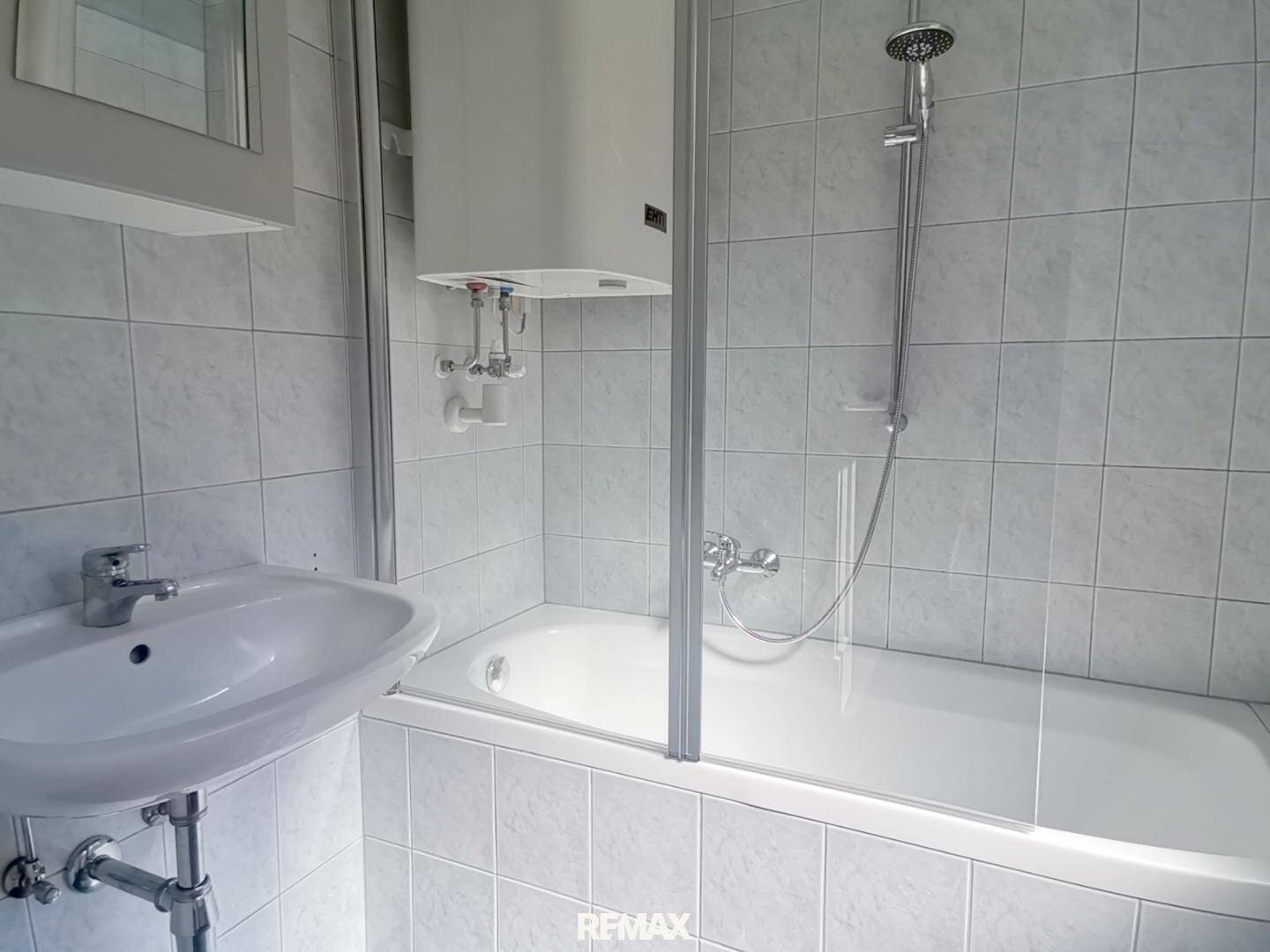 2-room apartment with parking space - near center