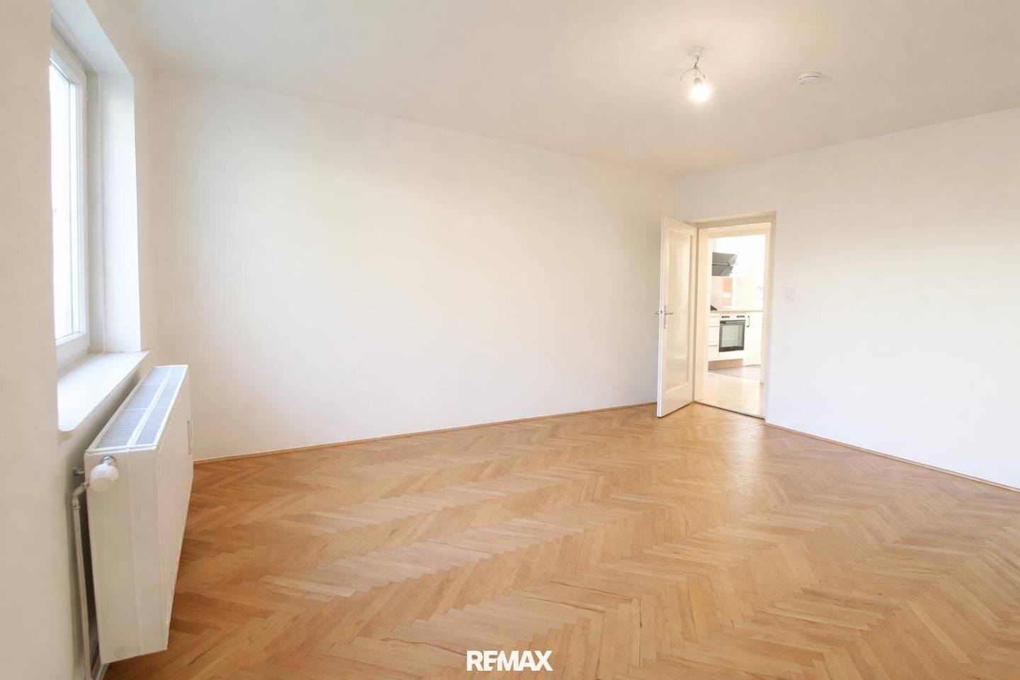 2-room apartment with parking space - near center