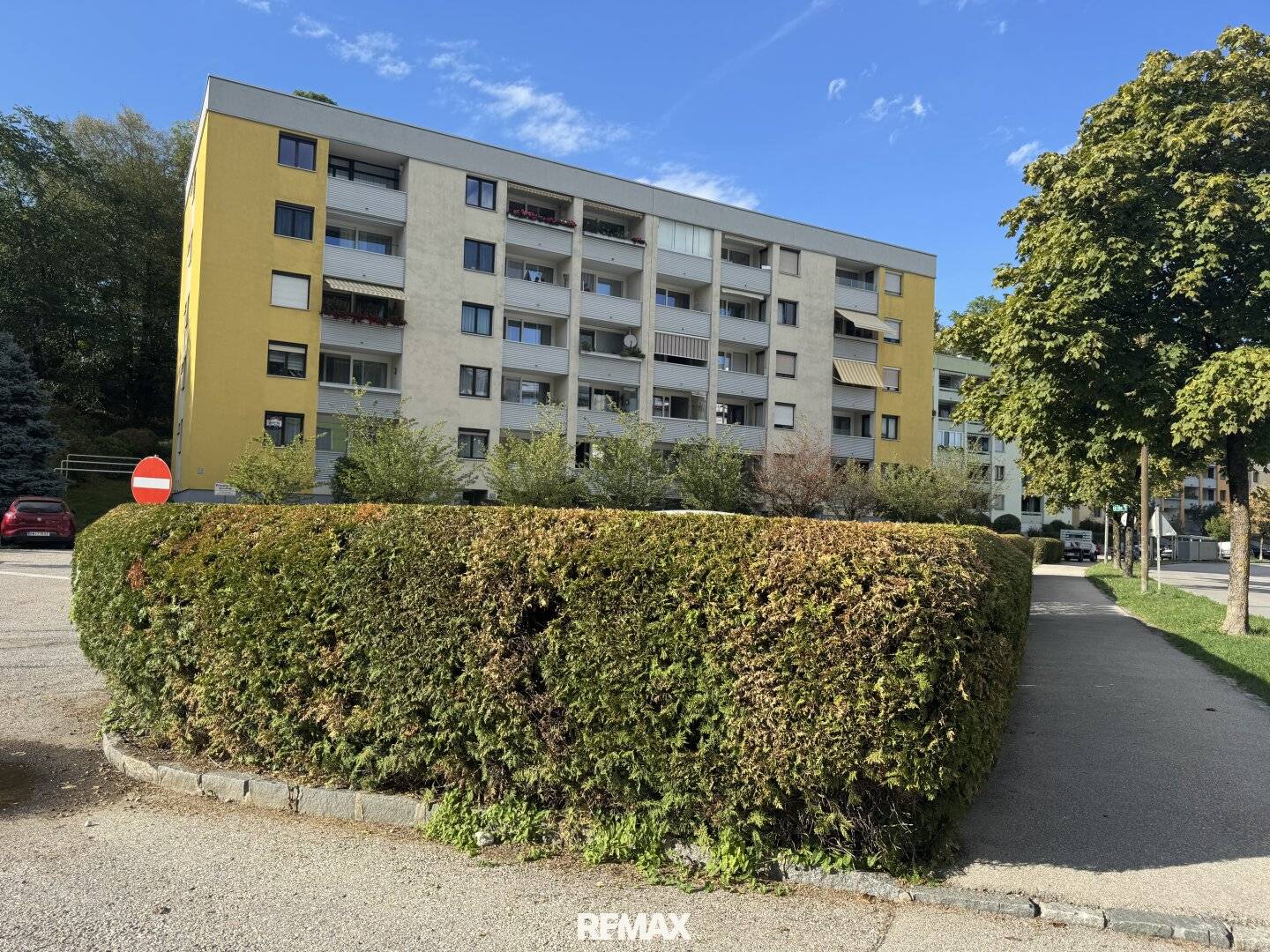 4-room corner apartment on raised ground floor