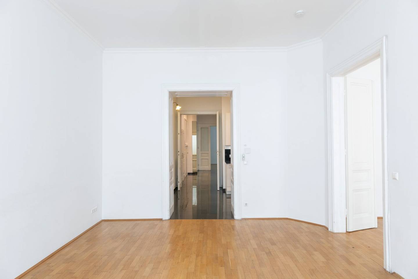 4-room family apartment in the Fasanviertel: Beautiful period building with small balcony