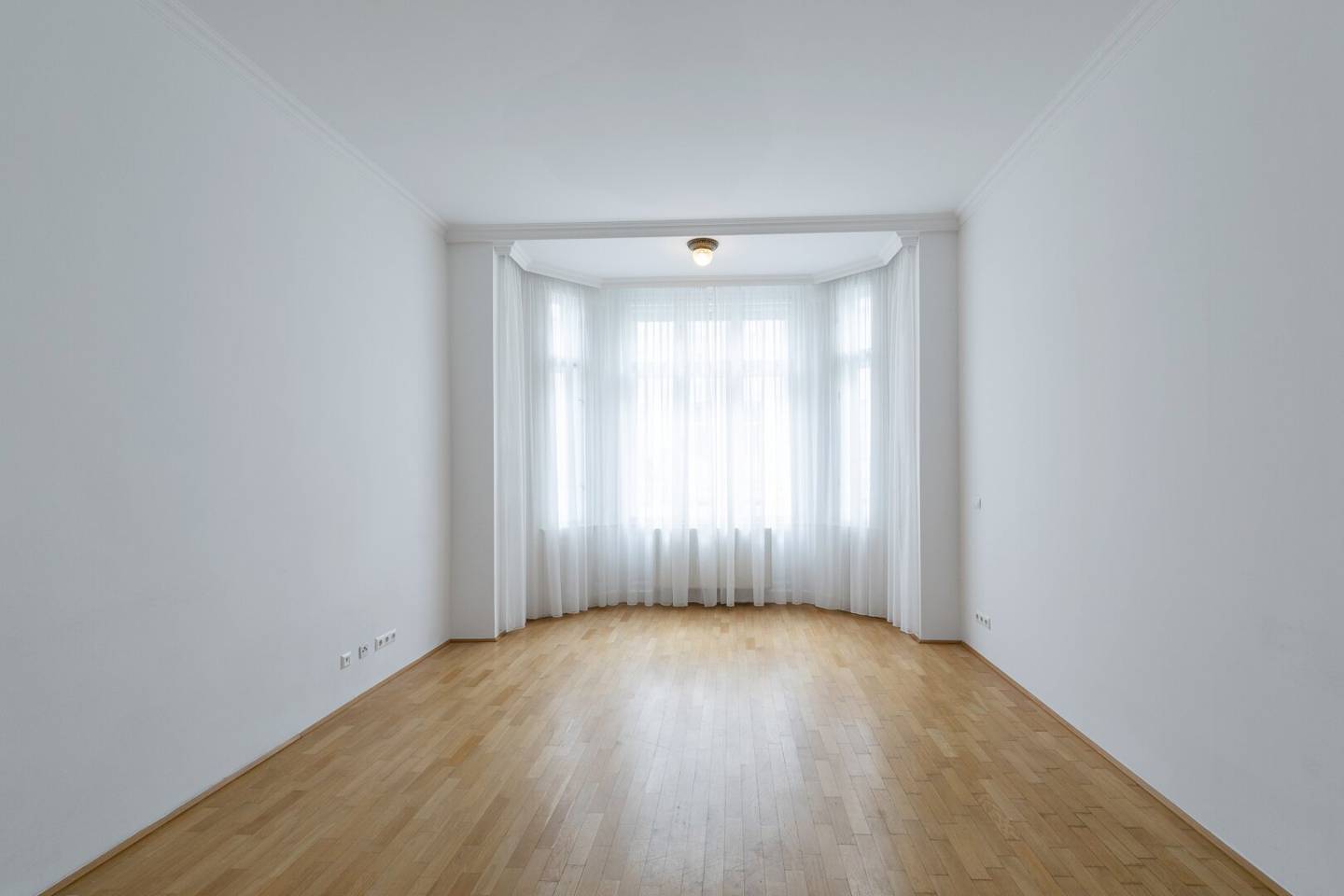 4-room family apartment in the Fasanviertel: Beautiful period building with small balcony