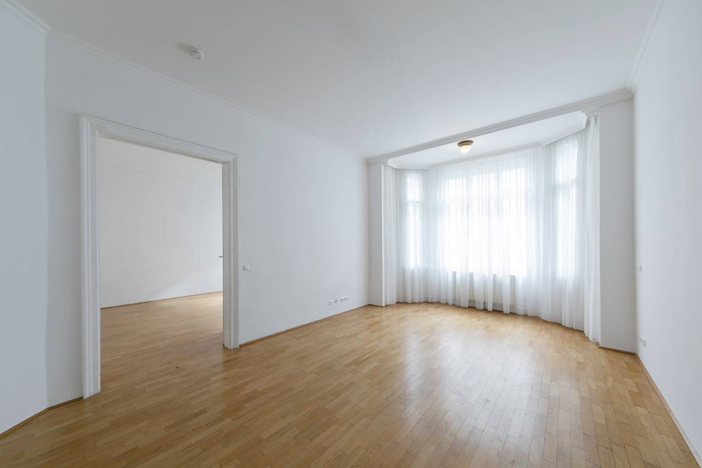 4-room family apartment in the Fasanviertel: Beautiful period building with small balcony