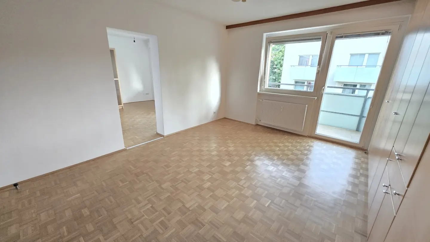 Renovated 3-room apartment with air conditioning, balcony and garage in top location