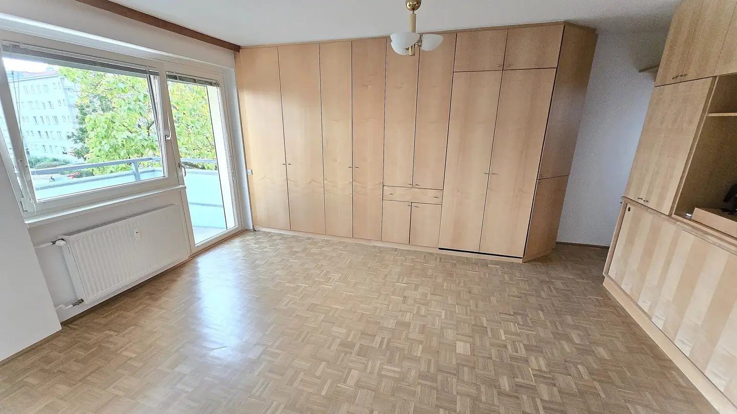 Renovated 3-room apartment with air conditioning, balcony and garage in top location