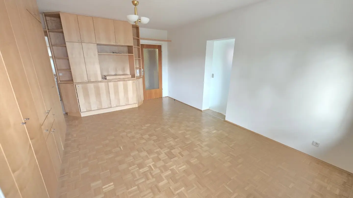 Renovated 3-room apartment with air conditioning, balcony and garage in top location