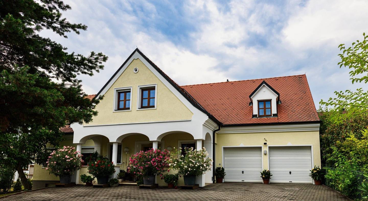 Außergewöhnlich großzügiges Wohnhaus mit Pool in absoluter Best- und Ruhelage