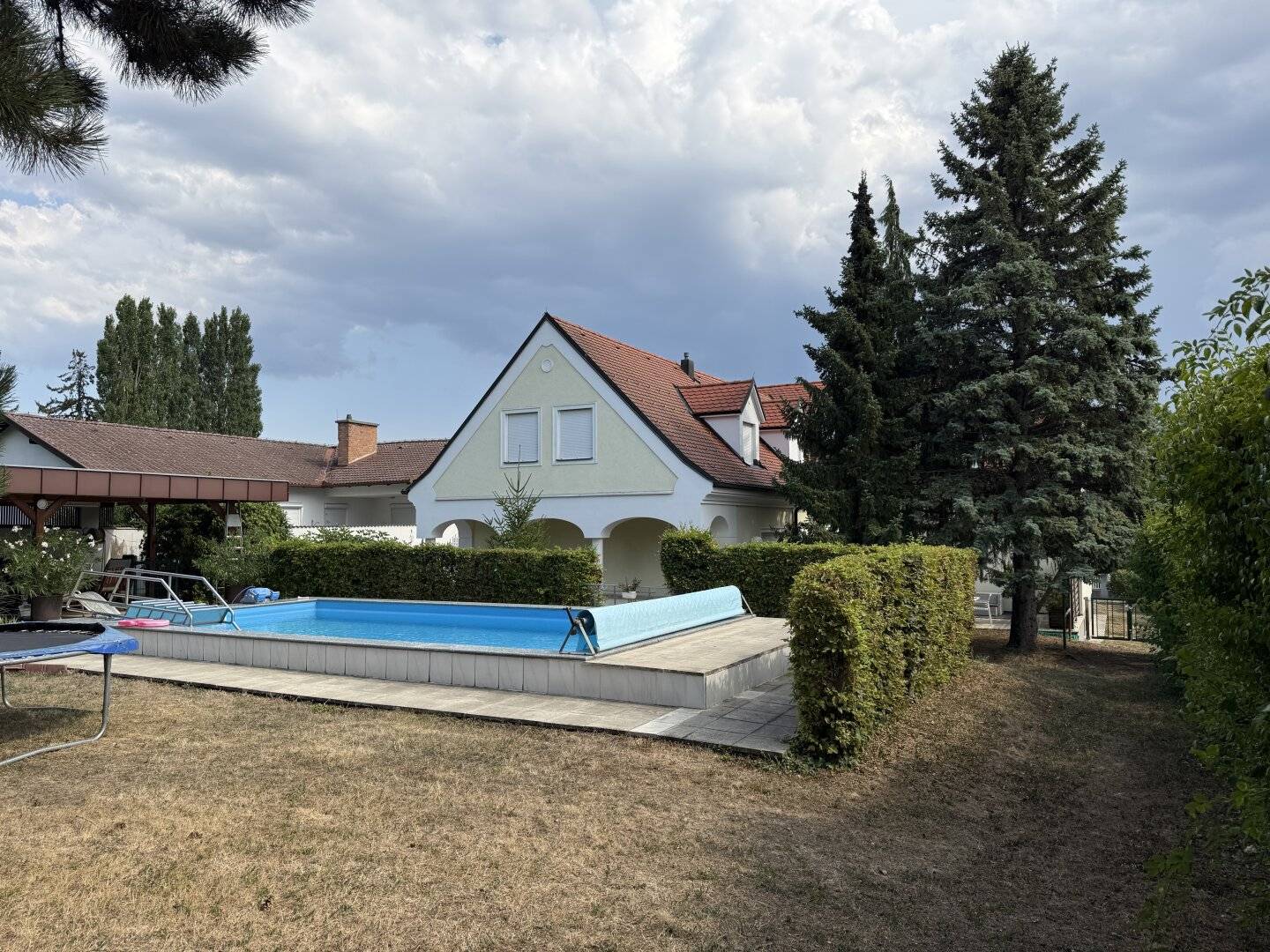 Außergewöhnlich großzügiges Wohnhaus mit Pool in absoluter Best- und Ruhelage