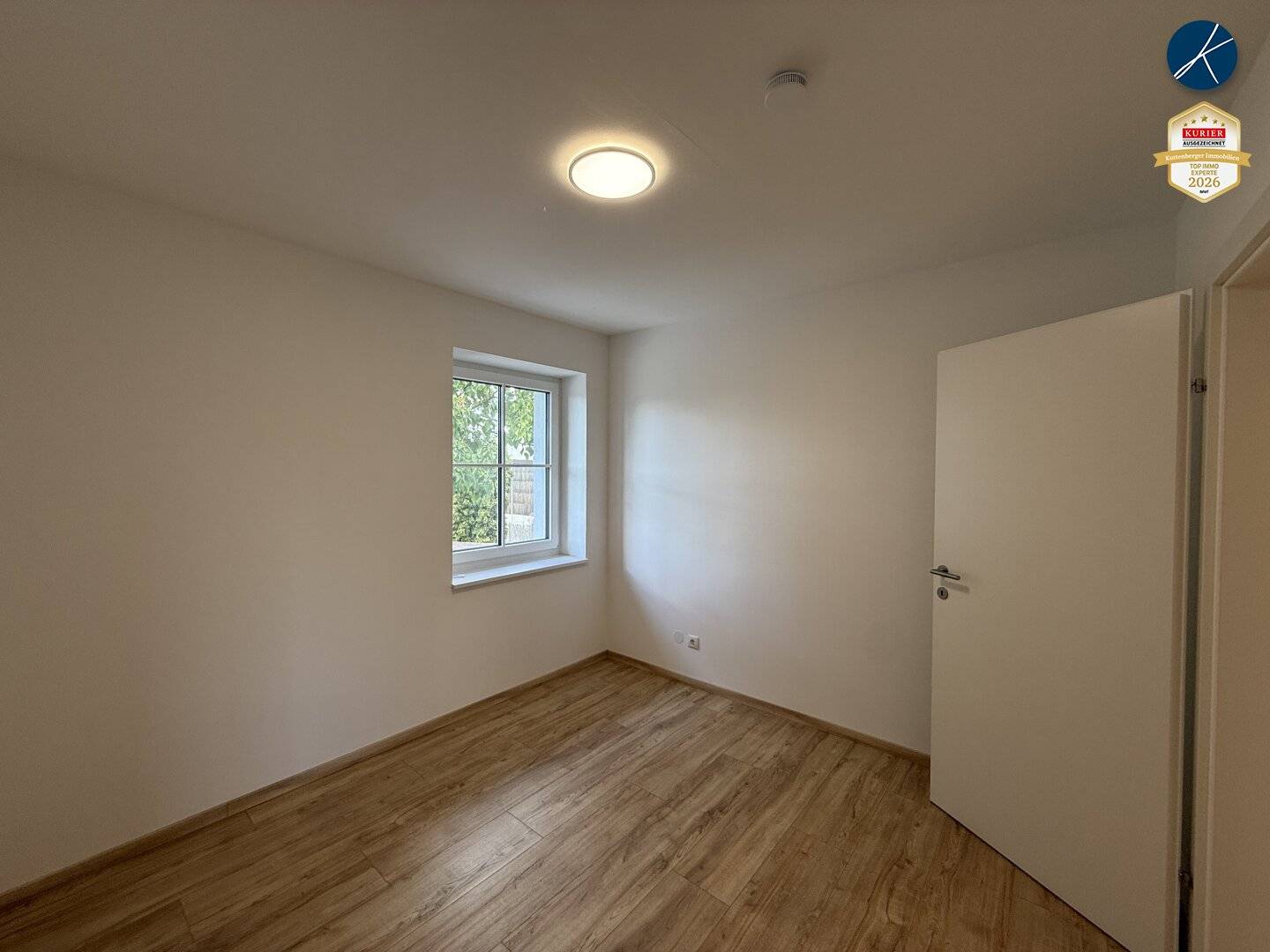 Top renovated balcony apartment for rent in a convenient transport location