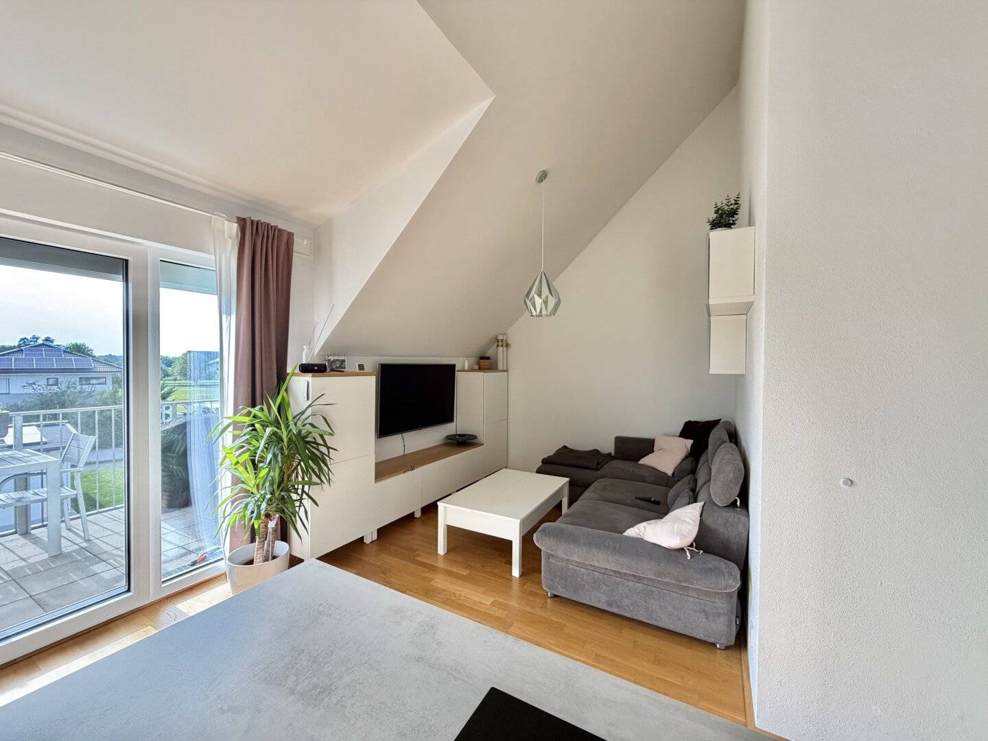 Stylish 3 room top floor apartment loft character with balcony in quiet location near Oberndorf housing subsidy possible