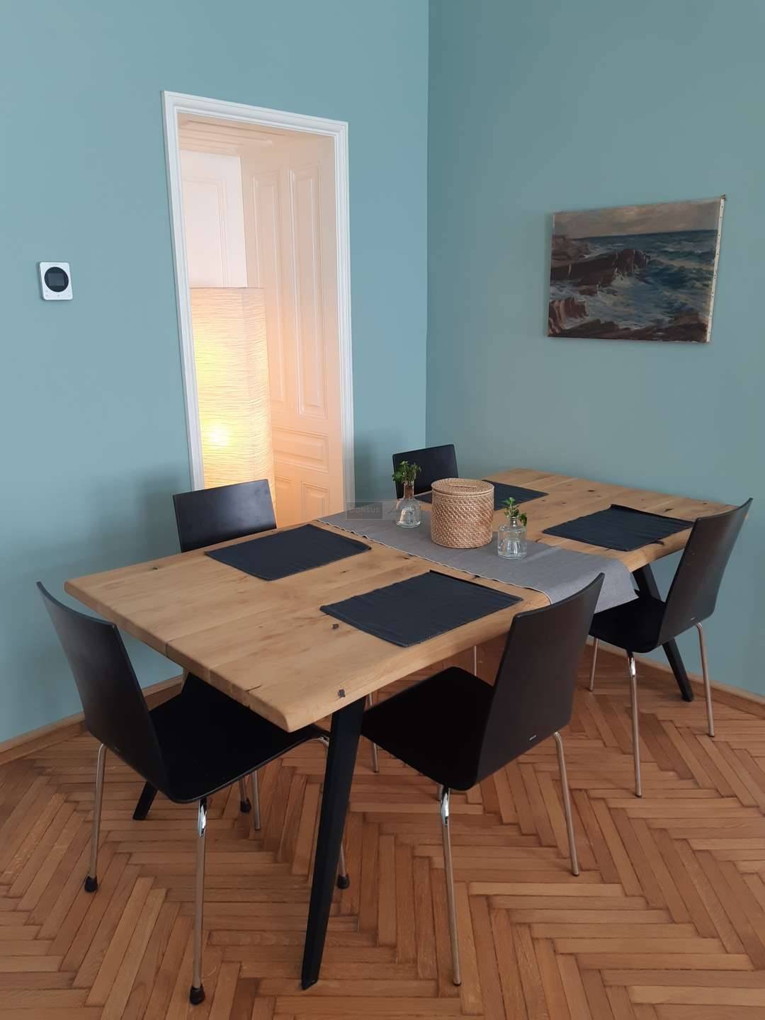 Fully furnished Altbauwohnung with courtyard balcony