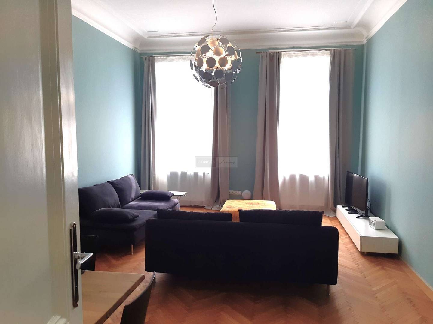 Fully furnished Altbauwohnung with courtyard balcony