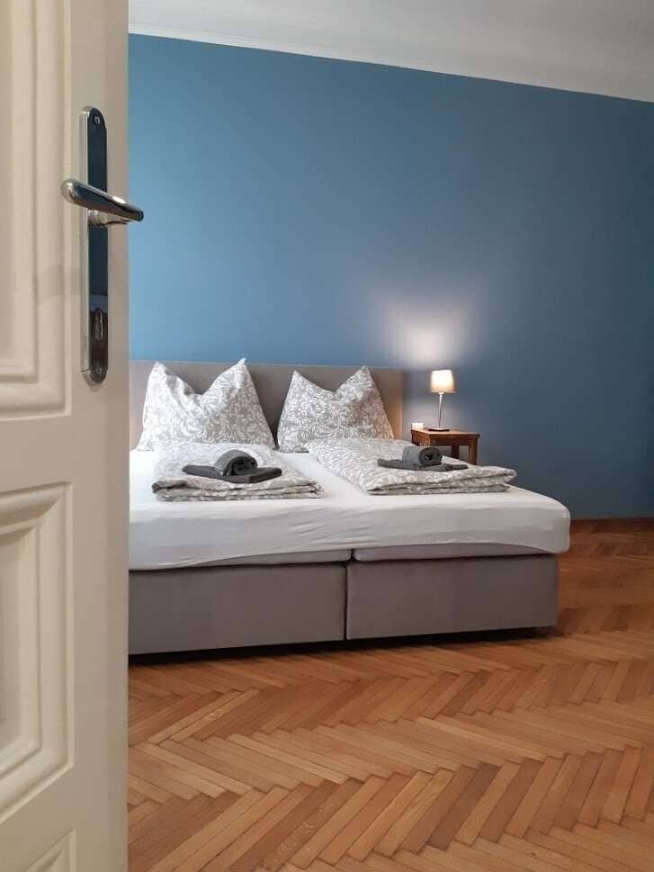 Fully furnished Altbauwohnung with courtyard balcony