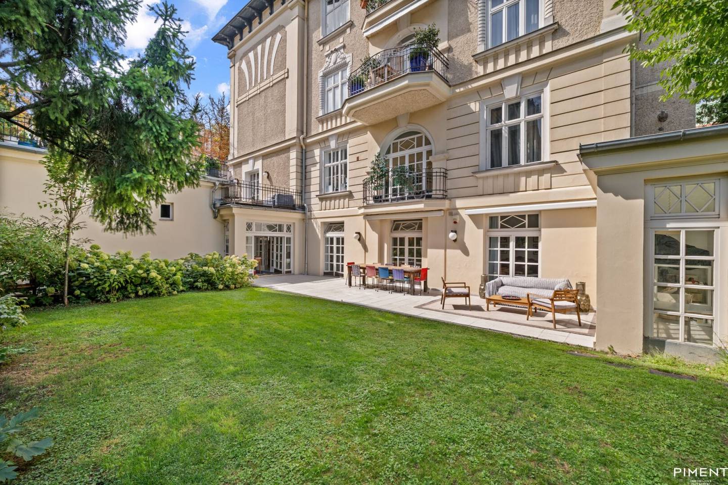 Außergewöhnliche Altbauwohnung mit Terrasse, Eigengarten und Garage in Alt-Hietzing