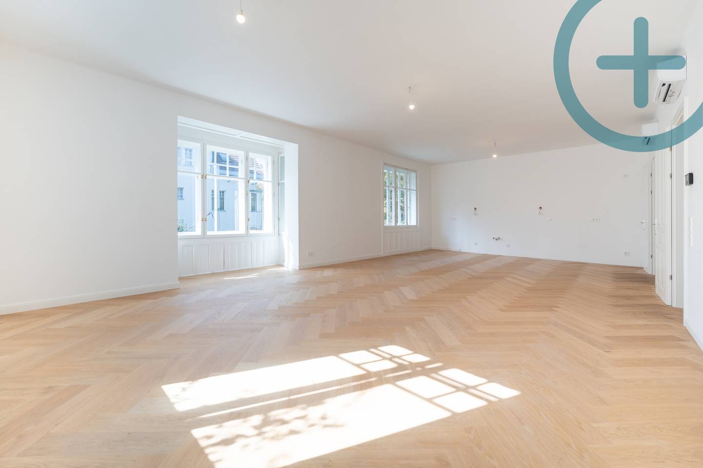 Erstbezug Wohnung in villaähnlicher Etage mit Balkon