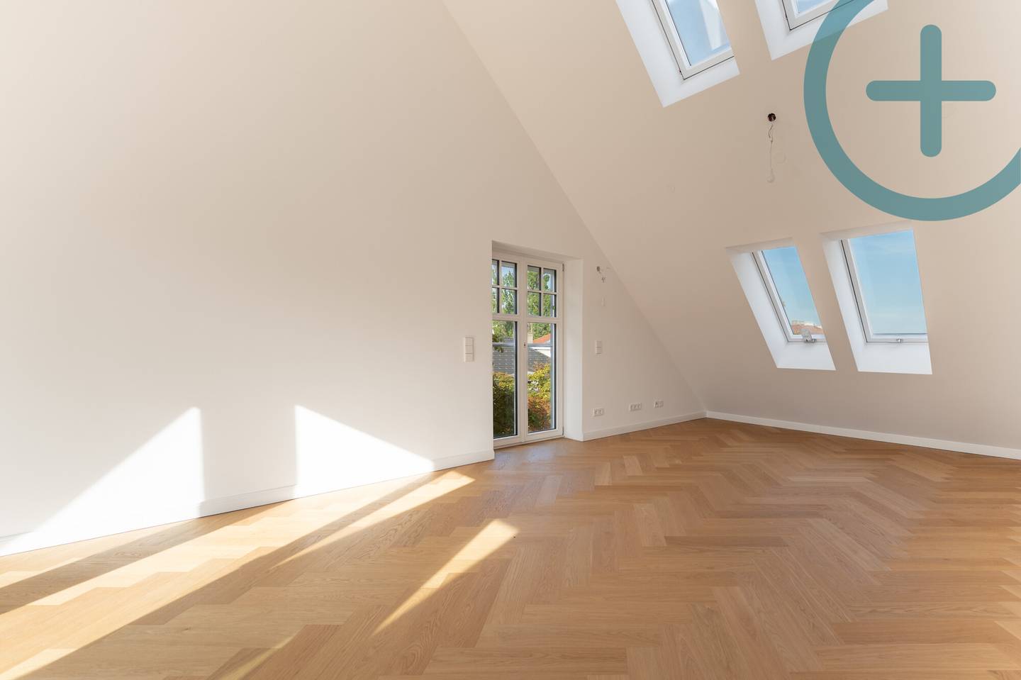 Lichtdurchflutete Dachgeschosswohnung mit Terrasse in Cottagelage