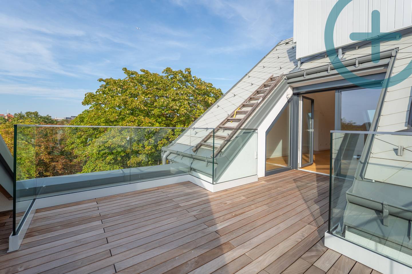 Lichtdurchflutete Dachgeschosswohnung mit Terrasse in Cottagelage