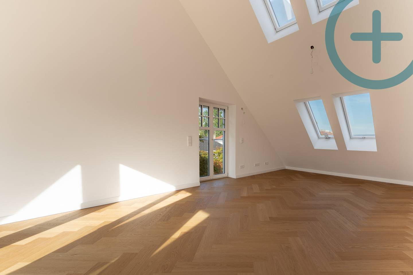 Lichtdurchflutete Dachgeschosswohnung mit Terrasse in Cottagelage