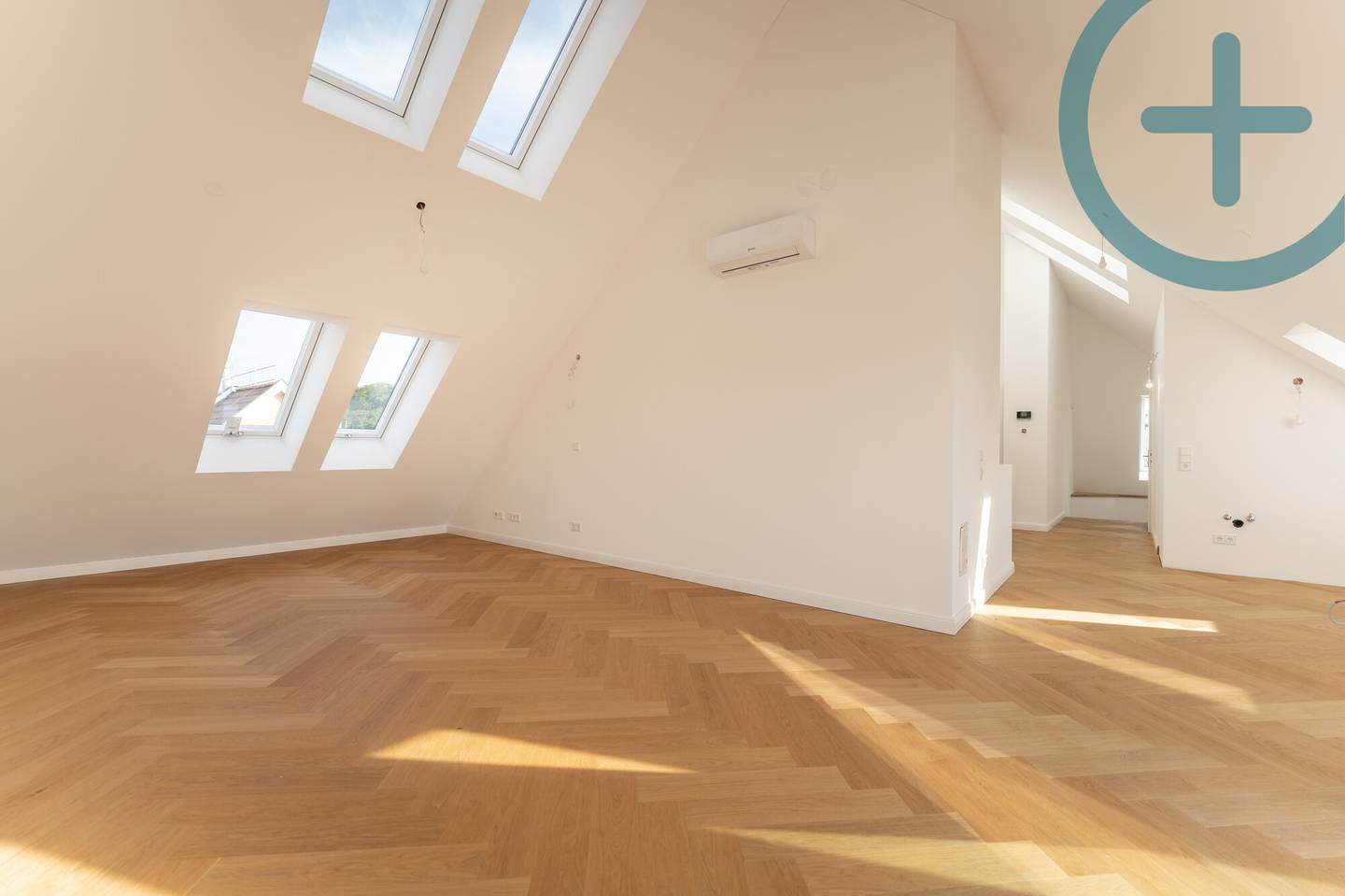 Lichtdurchflutete Dachgeschosswohnung mit Terrasse in Cottagelage
