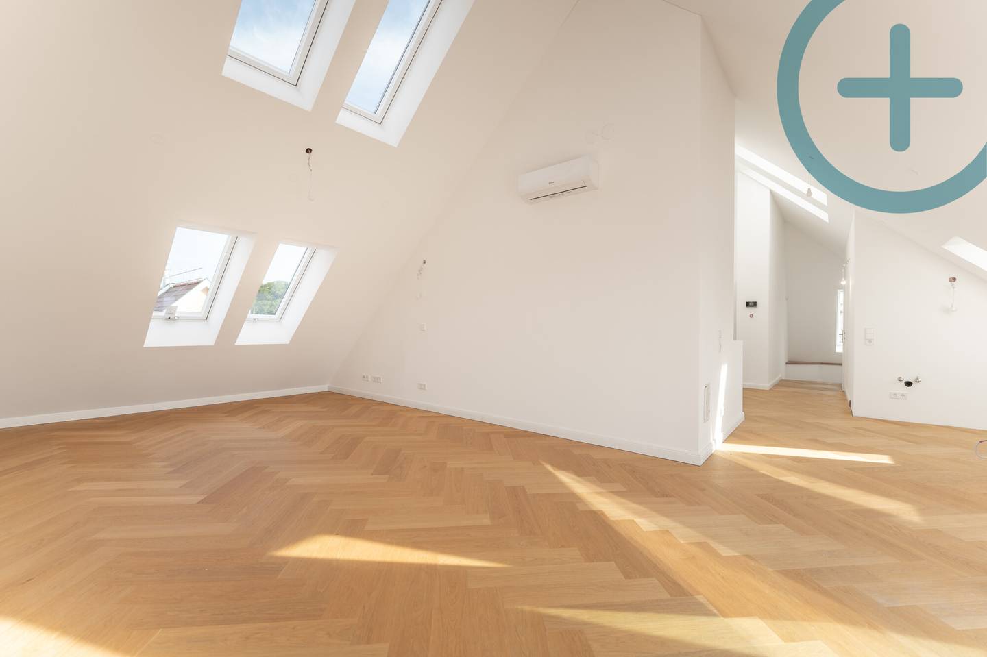 Lichtdurchflutete Dachgeschosswohnung mit Terrasse in Cottagelage