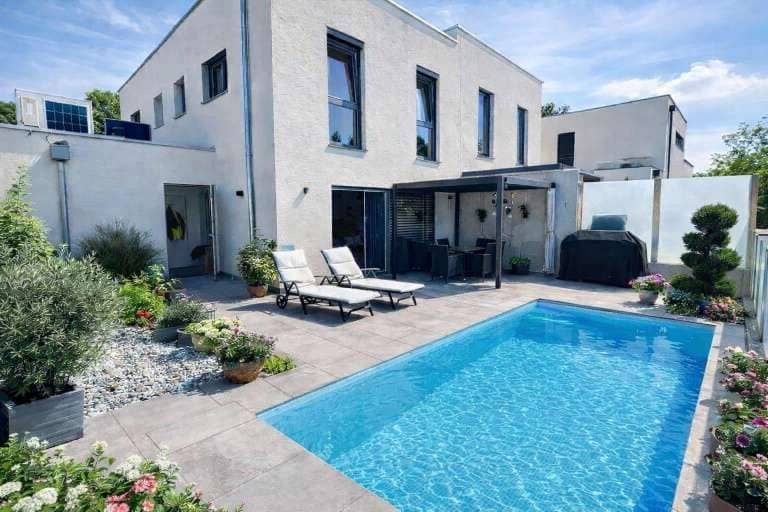 Familienwohnung mit beheizbarem Pool und Garage
