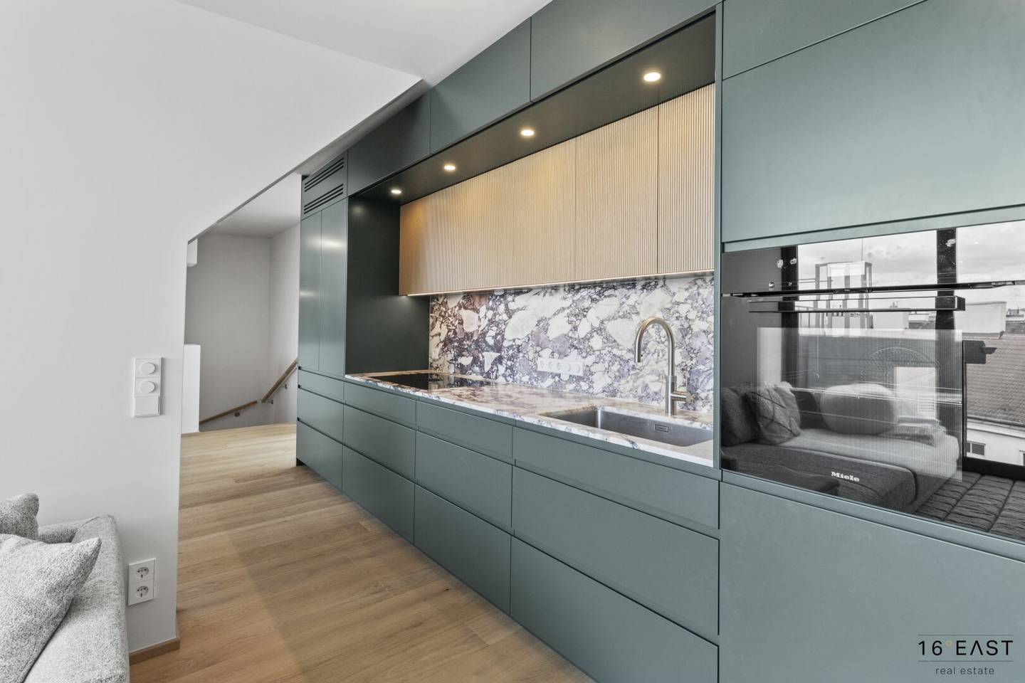 Exclusive penthouse apartment with 360° panoramic view, spacious terrace and designer fittings