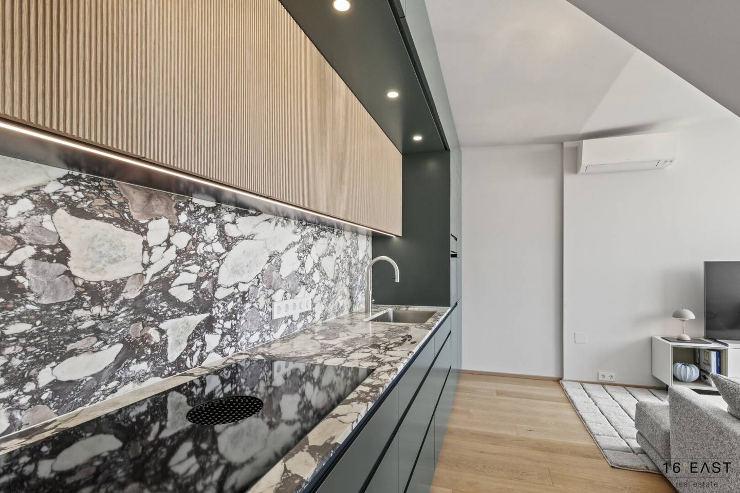 Exclusive penthouse apartment with 360° panoramic view, spacious terrace and designer fittings