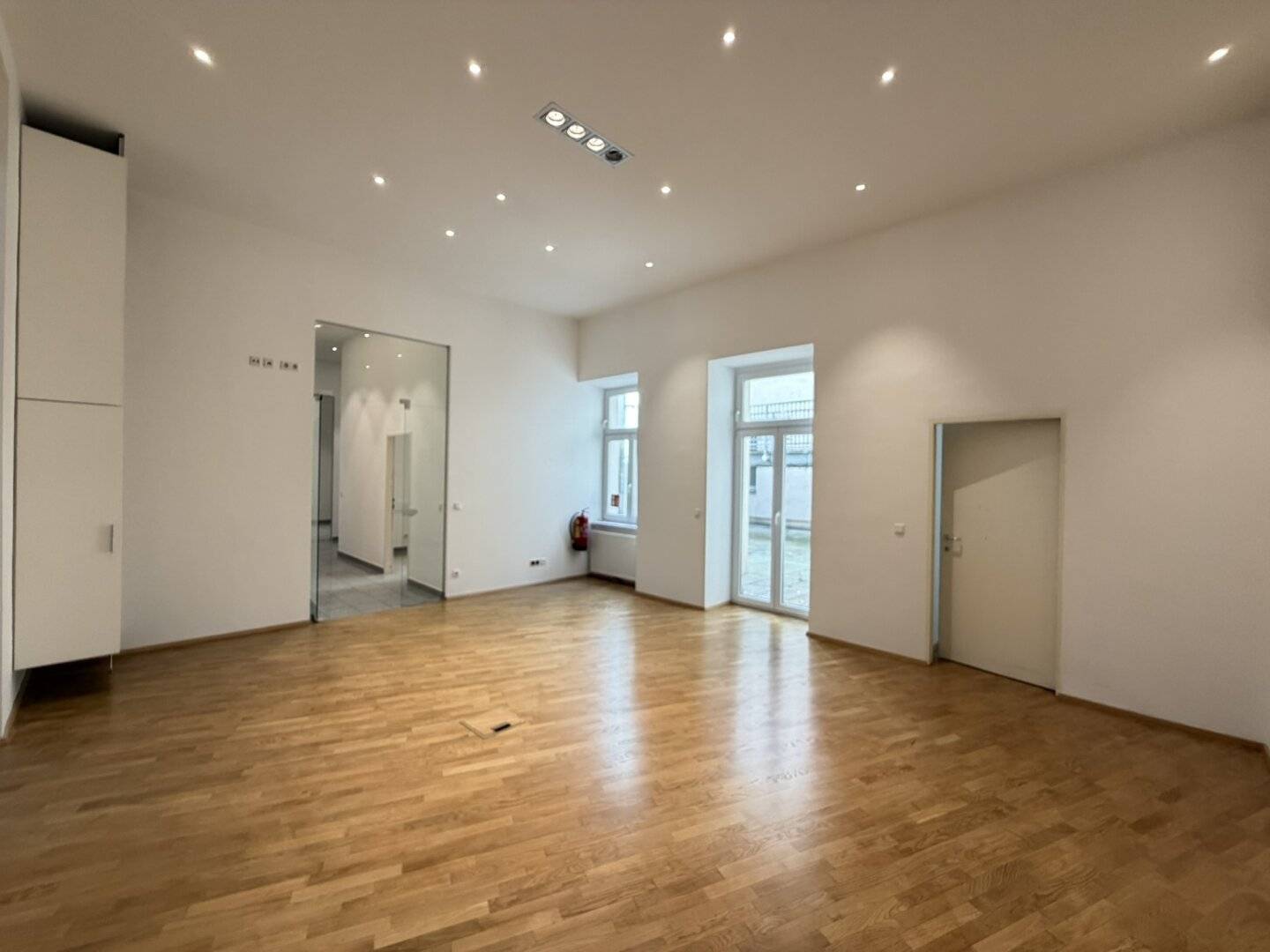 BÜRO oder ORDINATION + 215m² + 50m² TERRASSE + PERFEKTE Einteilung + nahe STADTHALLE!
