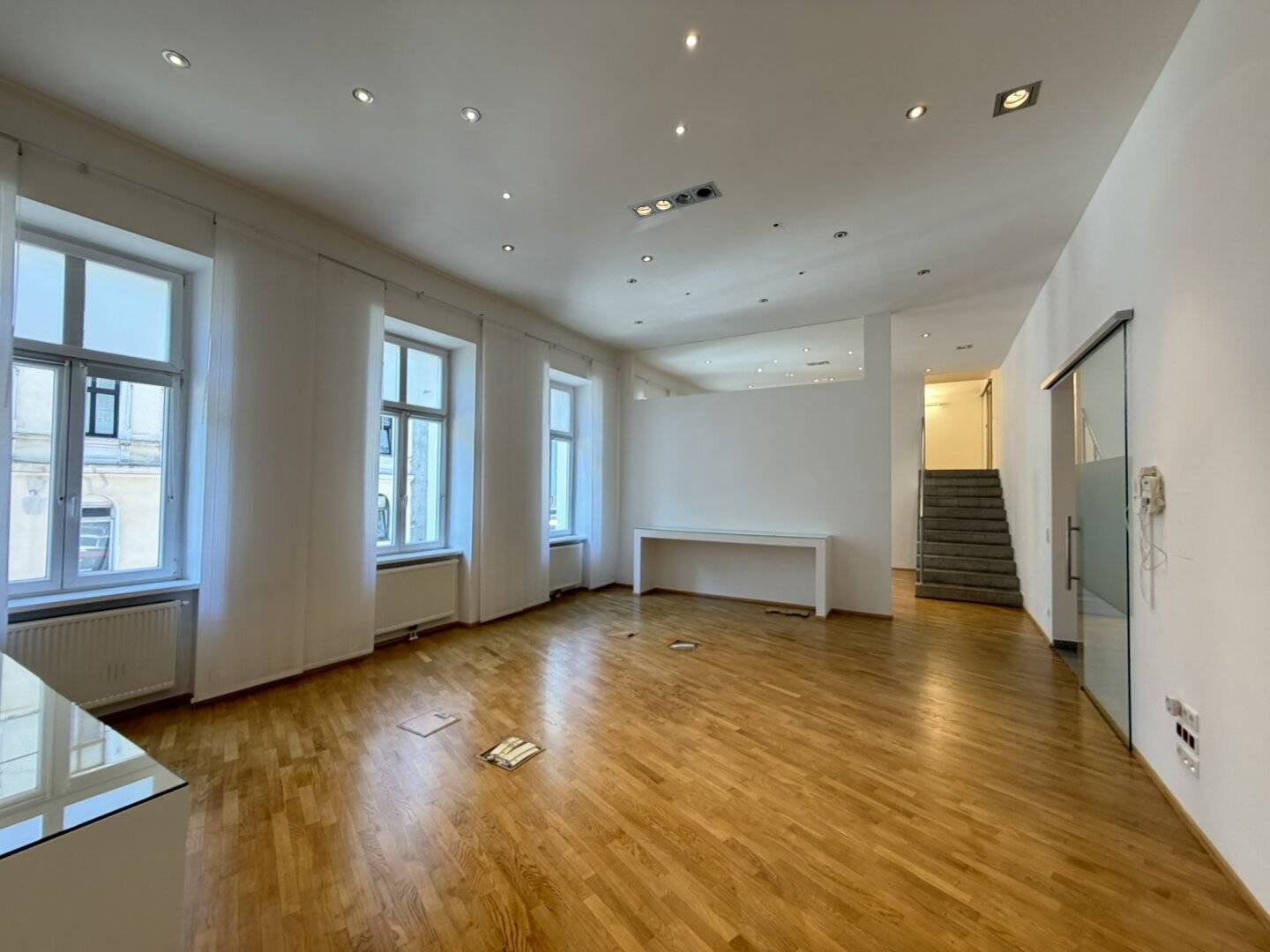BÜRO oder ORDINATION + 215m² + 50m² TERRASSE + PERFEKTE Einteilung + nahe STADTHALLE!