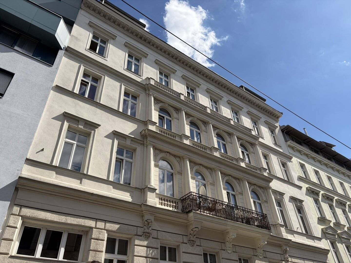 BÜRO oder ORDINATION + 215m² + 50m² TERRASSE + PERFEKTE Einteilung + nahe STADTHALLE!