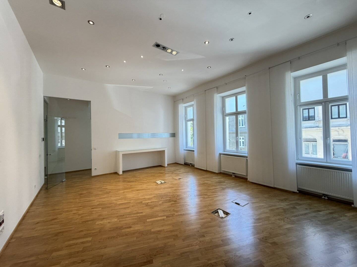 BÜRO oder ORDINATION + 215m² + 50m² TERRASSE + PERFEKTE Einteilung + nahe STADTHALLE!