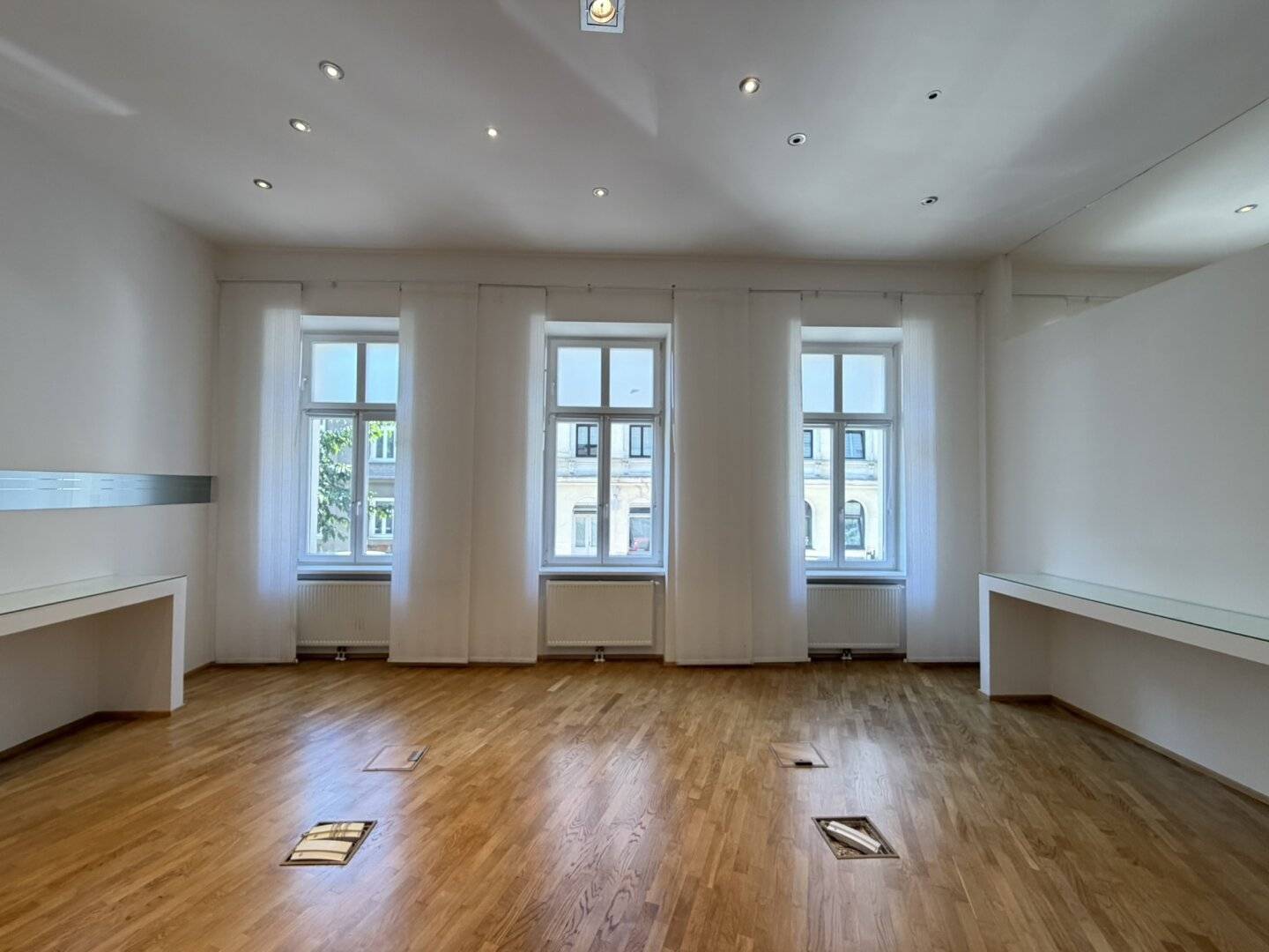 BÜRO oder ORDINATION + 215m² + 50m² TERRASSE + PERFEKTE Einteilung + nahe STADTHALLE!