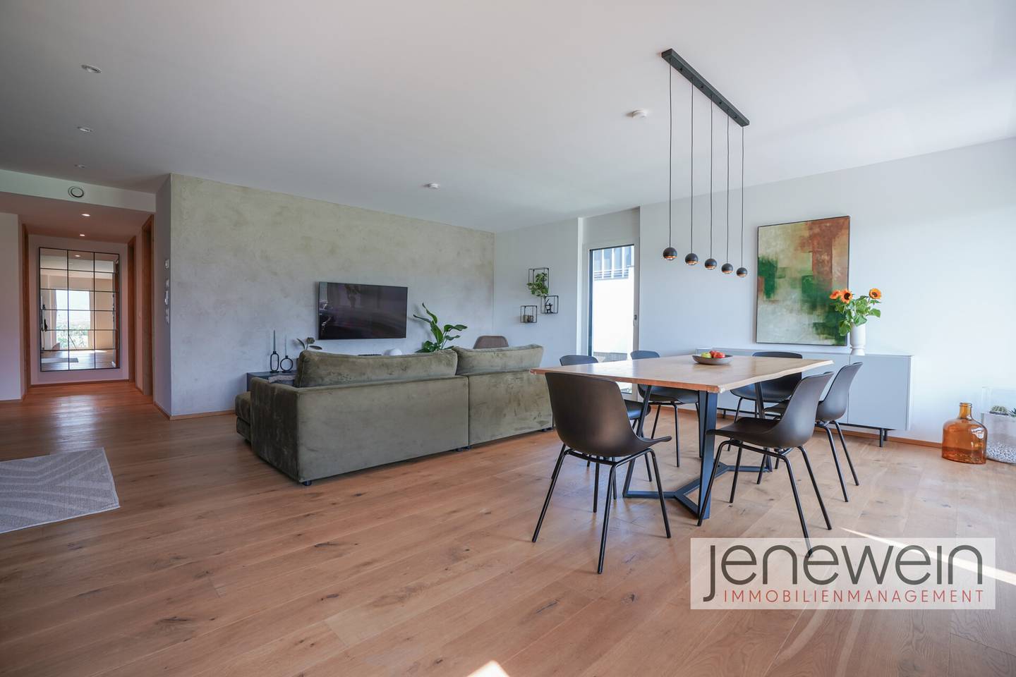 Bright apartment with southwest balcony and quality finishes