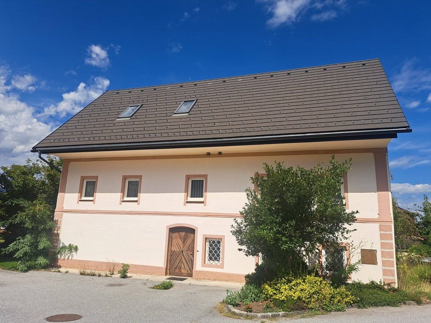 Historic, renovated village house in a central location for living and working and still in the green