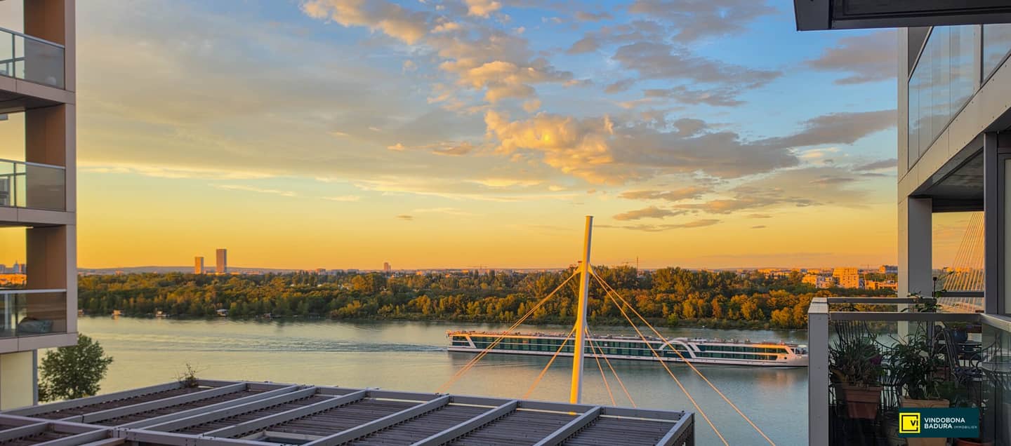 Marina Tower: 2-room apartment with stunning Danube view