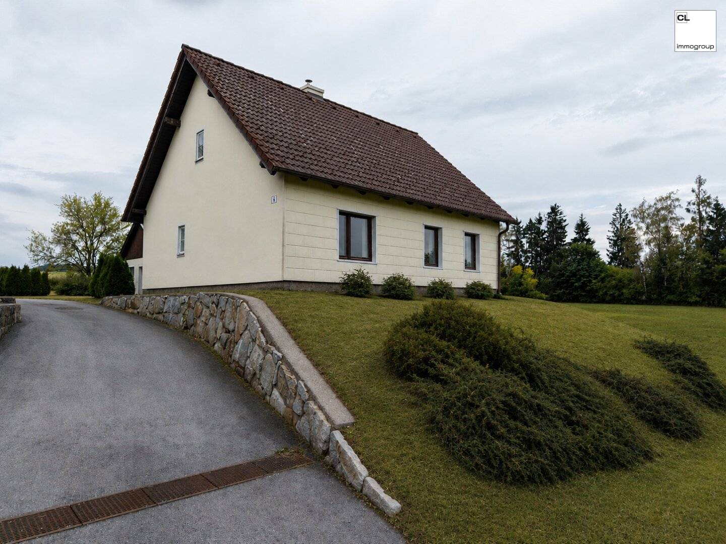 Baugrunsstück mit viel potenzial - Wohnhaus und Garage in Eggern