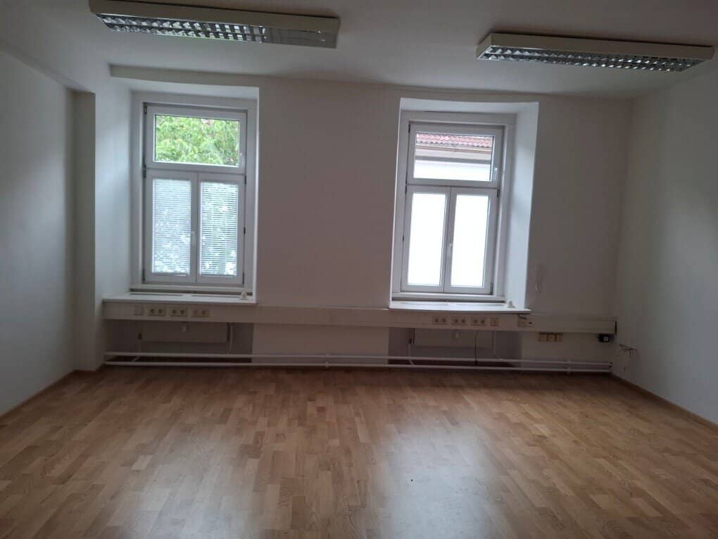 Well maintained office or medical practice rooms on the 1st floor in the centre of Bruck/Mur for rent