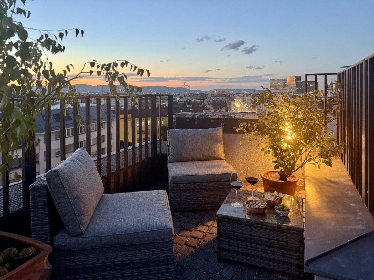 360° Vienna view - including: Renovated top-floor maisonette, approx. 127 m2 + 3 outdoor areas - 8 minutes to the city (U1)