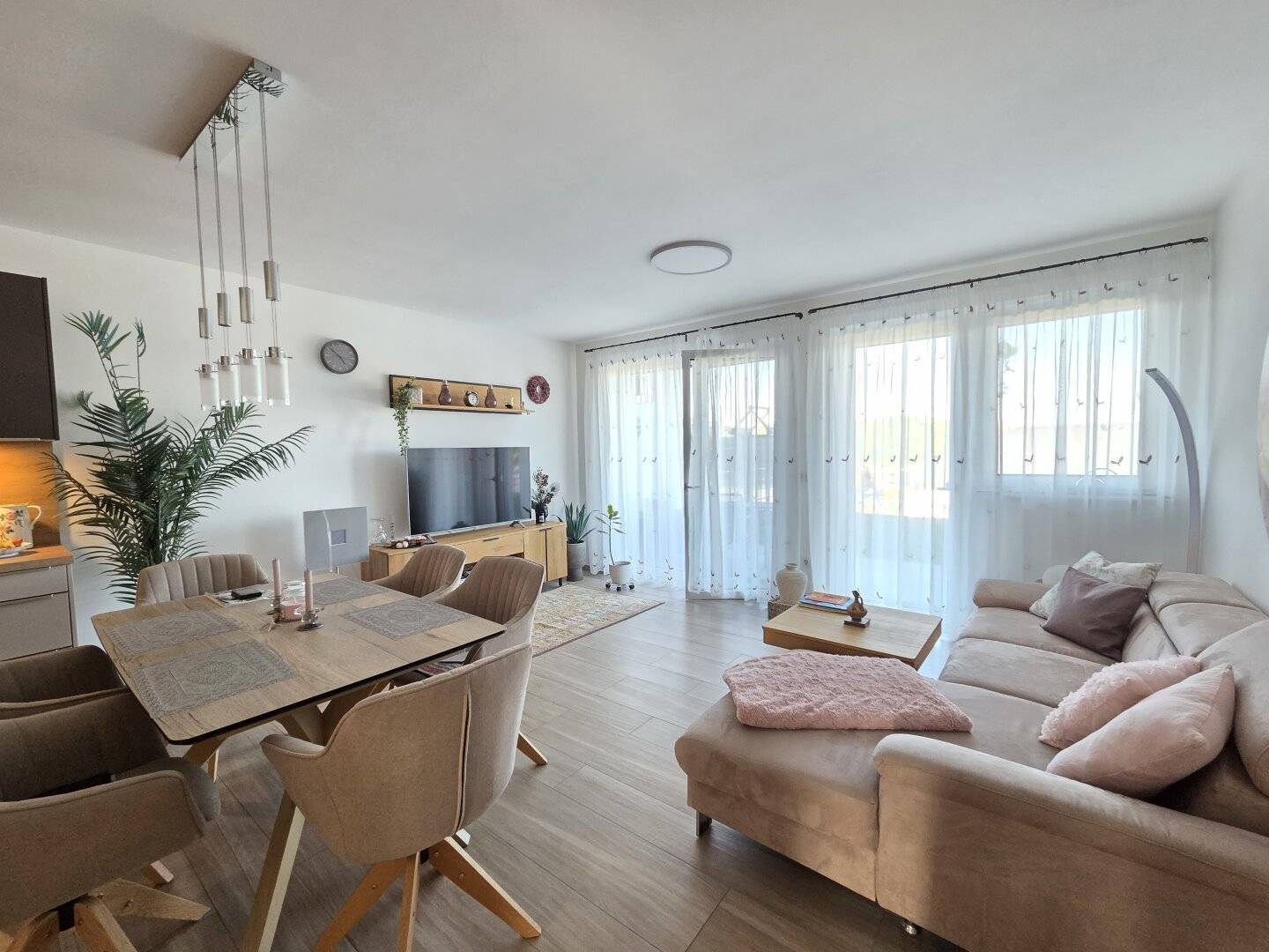 Geniale, äußerst saubere EG Wohnung mit Ostterrasse samt Eigengrund in absoluter Ruhelage mit Carport und Parkplatz im Wohnungseigentum !