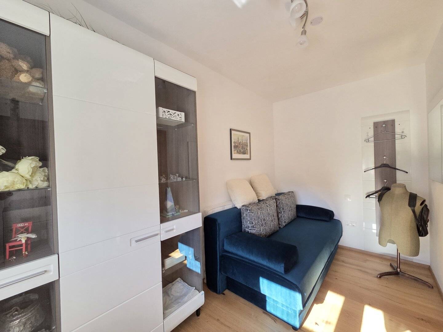 Geniale, äußerst saubere EG Wohnung mit Ostterrasse samt Eigengrund in absoluter Ruhelage mit Carport und Parkplatz im Wohnungseigentum !